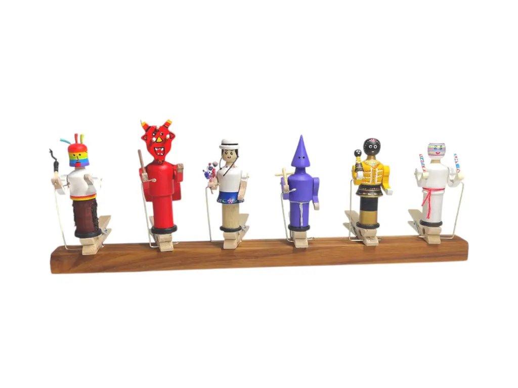 8M7 - SET MOVIL PERSONAJES TRADICIONALES DEL ECUADOR